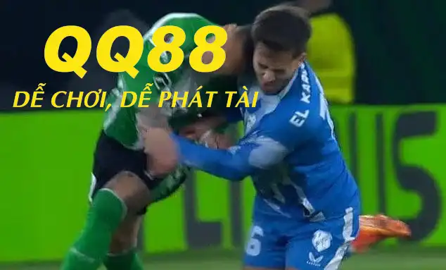 Antony húc đầu vào đối thủ trong chiến thắng của Real Betis trước Utrecht Antony húc đầu vào đối thủ trong chiến thắng của Real Betis trước Utrecht